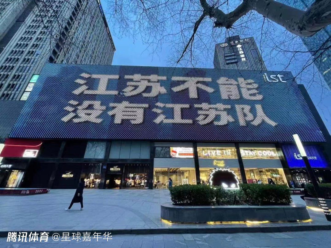 目前他的英力士集团拥有法甲尼斯和瑞士洛桑两家足球俱乐部。